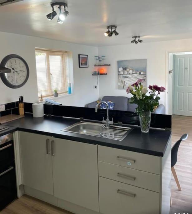 Apartment Guest In Porthleven With Private Garden