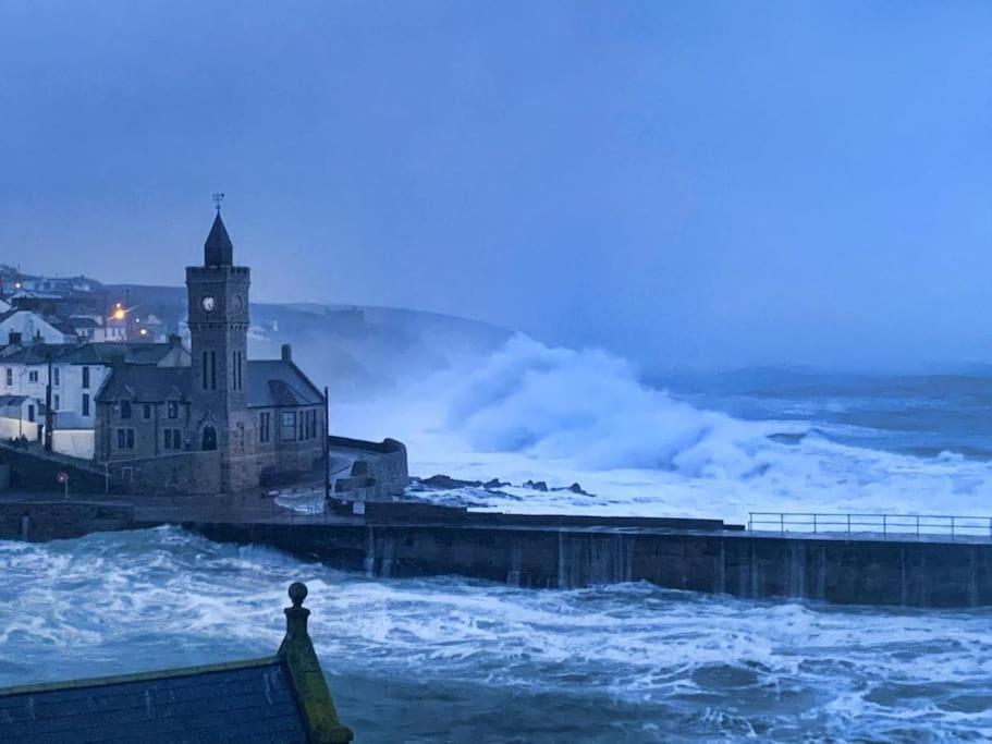 Apartment Guest In Porthleven With Private Garden